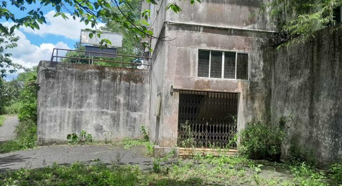 സി എഫ് ആർ ഡി കോളേജിൽ നിർമ്മിച്ച അക്കാദമിക് ബ്ലോക്ക് കെട്ടിടം കാട് കയറി നശിക്കുന്നു സി എഫ് ആർ ഡി കോളേജിൽ നിർമ്മിച്ച അക്കാദമിക് ബ്ലോക്ക് കെട്ടിടം കാട് കയറി നശിക്കുന്നു