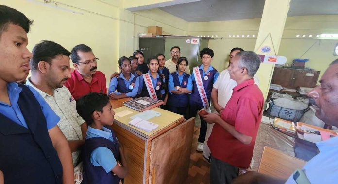 ദേശീയ തപാൽ ദിനത്തിനോടനുബന്ധിച്ച് കുട്ടികൾ പോസ്റ്റ് ഓഫീസ് സന്ദർശിച്ച് ജീവനക്കാരെ ആദരിച്ചു ദേശീയ തപാൽ ദിനത്തിനോടനുബന്ധിച്ച് കുട്ടികൾ പോസ്റ്റ് ഓഫീസ് സന്ദർശിച്ച് ജീവനക്കാരെ ആദരിച്ചു