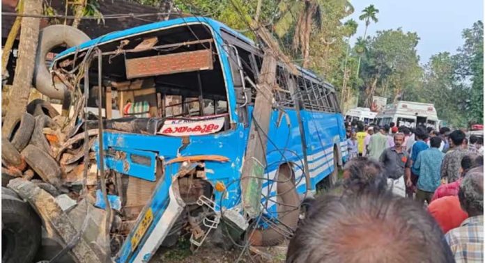 അടൂരിൽ സ്വകാര്യ ബസ് മറിഞ്ഞ് അപകടം ; പത്തിലേറെ പേർക്ക് പരിക്ക് അടൂരിൽ സ്വകാര്യ ബസ് മറിഞ്ഞ് അപകടം ; പത്തിലേറെ പേർക്ക് പരിക്ക്