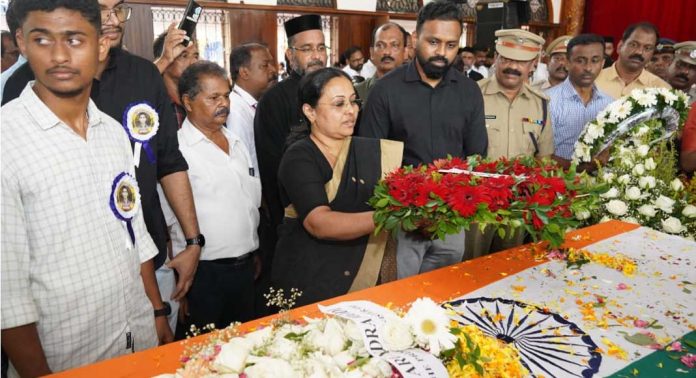 തോമസ് ചെറിയാന് രാജ്യത്തിന് അഭിമാനമായ ധീരജവാന് : മന്ത്രി വീണാ ജോര്ജ് തോമസ് ചെറിയാന് രാജ്യത്തിന് അഭിമാനമായ ധീരജവാന് : മന്ത്രി വീണാ ജോര്ജ്