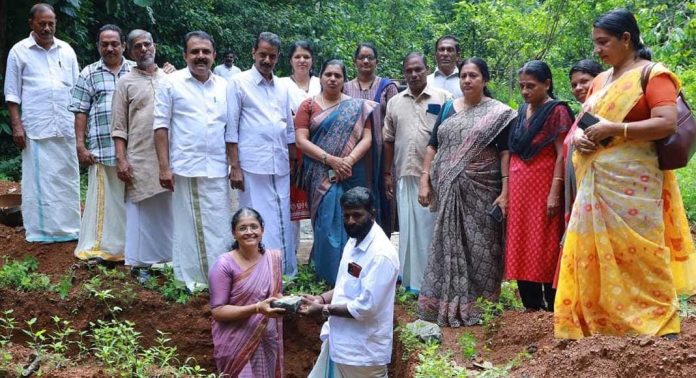 അങ്കണവാടി കെട്ടിടത്തിന്റെ തറക്കല്ലിടൽ കർമ്മം നടത്തി അങ്കണവാടി കെട്ടിടത്തിന്റെ തറക്കല്ലിടൽ കർമ്മം നടത്തി