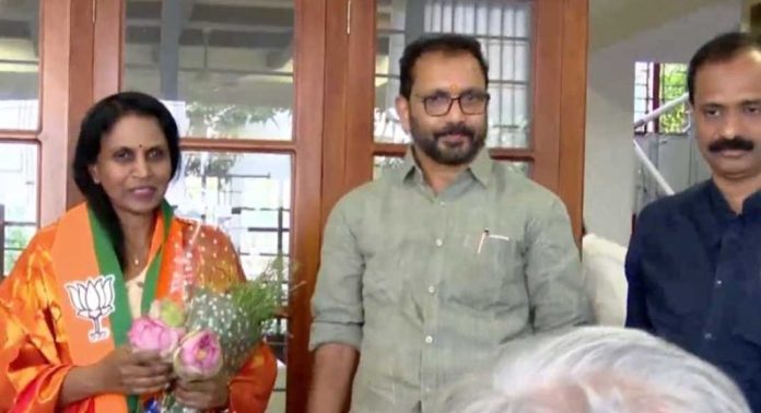 മുൻ ഡിജിപി ആർ ശ്രീലേഖ ബിജെപിയിൽ ; കെ സുരേന്ദ്രനിൽ നിന്നും അംഗത്വം സ്വീകരിച്ചു മുൻ ഡിജിപി ആർ ശ്രീലേഖ ബിജെപിയിൽ ; കെ സുരേന്ദ്രനിൽ നിന്നും അംഗത്വം സ്വീകരിച്ചു