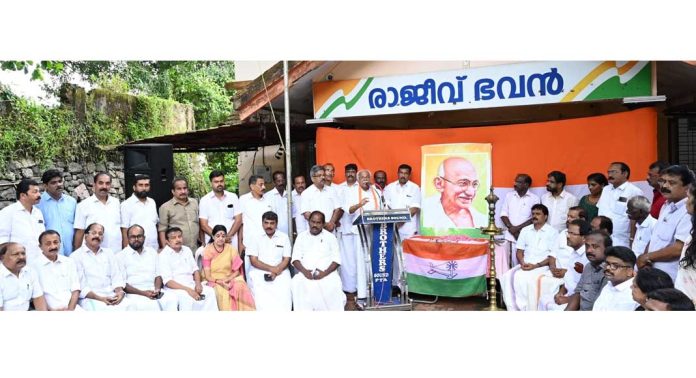മഹാത്മജിയുടെ അഹിംസ ലോകത്തിന്റെ ശാന്തി മന്ത്രം : പ്രൊഫ. പി .ജെ കുര്യന് മഹാത്മജിയുടെ അഹിംസ ലോകത്തിന്റെ ശാന്തി മന്ത്രം : പ്രൊഫ. പി .ജെ കുര്യന്
