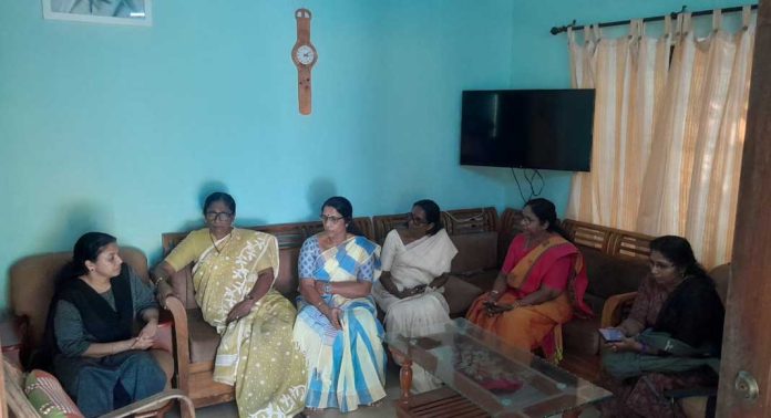 നവീൻ ബാബുവിന്റെ മരണത്തിൽ സത്യം തെളിയണം : ഇന്ദിര രവീന്ദ്രൻ നവീൻ ബാബുവിന്റെ മരണത്തിൽ സത്യം തെളിയണം : ഇന്ദിര രവീന്ദ്രൻ