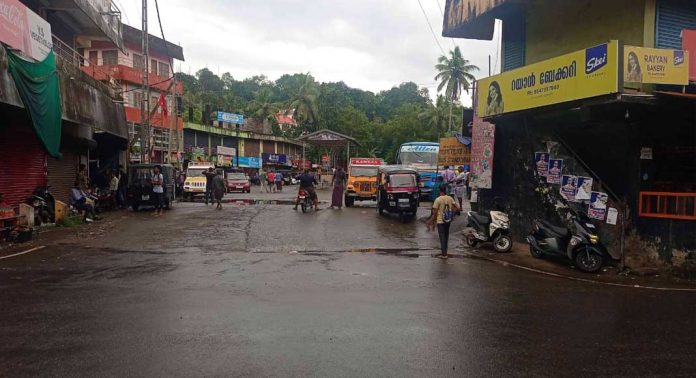 ചുങ്കപ്പാറ ബസ്സ്റ്റാൻ്റ് കവാടത്തിലെ അനധികൃത വാഹന പാർക്കിങ് ദുരിതമാകുന്നു ചുങ്കപ്പാറ ബസ്സ്റ്റാൻ്റ് കവാടത്തിലെ അനധികൃത വാഹന പാർക്കിങ് ദുരിതമാകുന്നു