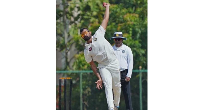 രഞ്ജി ട്രോഫി : മഴ തടസ്സപ്പെടുത്തിയ ആദ്യ ദിനം കേരളത്തിന് മേൽക്കൈ രഞ്ജി ട്രോഫി : മഴ തടസ്സപ്പെടുത്തിയ ആദ്യ ദിനം കേരളത്തിന് മേൽക്കൈ