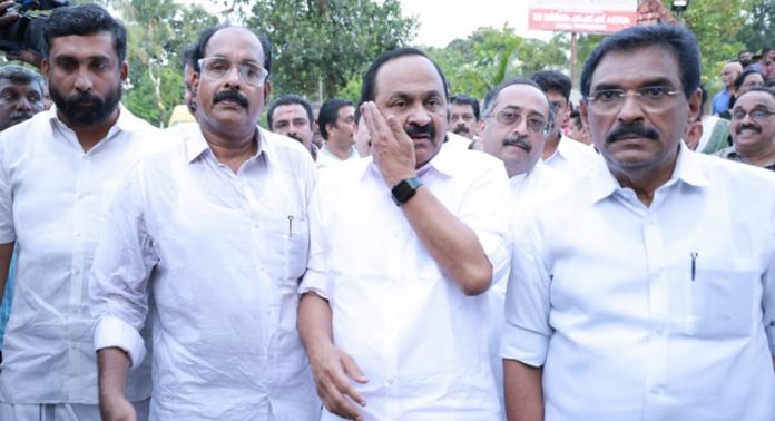 മലയാലപ്പുഴയില് നവീൻ ബാബുവിന്റെ വീട്ടിൽ കെ.സുധാകരൻ എം.പിയും വി.ഡി.സതീശനും എത്തി മലയാലപ്പുഴയില് നവീൻ ബാബുവിന്റെ വീട്ടിൽ കെ.സുധാകരൻ എം.പിയും വി.ഡി.സതീശനും എത്തി