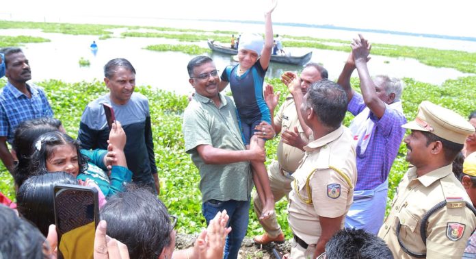 റെക്കോര്ഡ് നേട്ടത്തോടെ വേമ്പനാട്ട് കായല് കീഴടക്കി ആറ് വയസുകാരി റെക്കോര്ഡ് നേട്ടത്തോടെ വേമ്പനാട്ട് കായല് കീഴടക്കി ആറ് വയസുകാരി