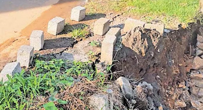 മന്ദമരുതി–വെച്ചൂച്ചിറ റോഡ് വശം ഇടിയുന്നു ; അപകട ഭീതിയില് യാത്രക്കാര് മന്ദമരുതി–വെച്ചൂച്ചിറ റോഡ് വശം ഇടിയുന്നു ; അപകട ഭീതിയില് യാത്രക്കാര്