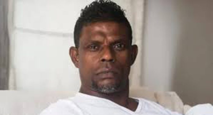 ഹമാസും ഇസ്രയേലും തമ്മിൽ നടക്കുന്ന യുദ്ധത്തിൽ ഇടപെടേണ്ടതില്ലെന്ന് നടൻ വിനായകൻ ഹമാസും ഇസ്രയേലും തമ്മിൽ നടക്കുന്ന യുദ്ധത്തിൽ ഇടപെടേണ്ടതില്ലെന്ന് നടൻ വിനായകൻ