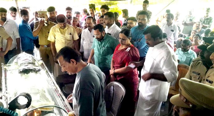 ആയിരങ്ങളെ സാക്ഷി നിർത്തി റവന്യു വകുപ്പിലെ മികച്ച ഉദ്യോഗസ്ഥനായ നവീൻ ബാബു യാത്രയായി ആയിരങ്ങളെ സാക്ഷി നിർത്തി റവന്യു വകുപ്പിലെ മികച്ച ഉദ്യോഗസ്ഥനായ നവീൻ ബാബു യാത്രയായി