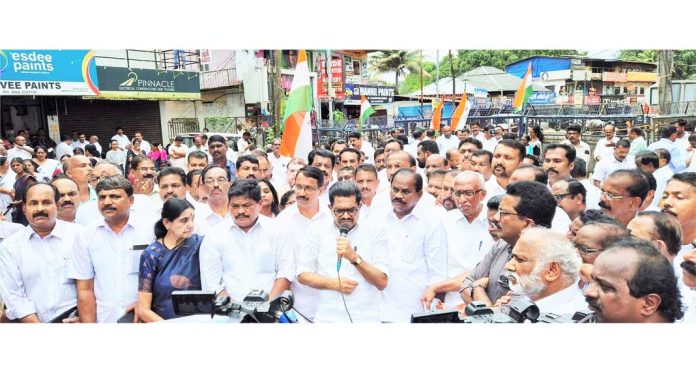 നവീന് ബാബുവിന്റെ ദുരൂഹ മരണം ; സി.ബി.ഐ അന്വേഷണം അനിവാര്യം : വി.എം. സുധീരന് നവീന് ബാബുവിന്റെ ദുരൂഹ മരണം ; സി.ബി.ഐ അന്വേഷണം അനിവാര്യം : വി.എം. സുധീരന്