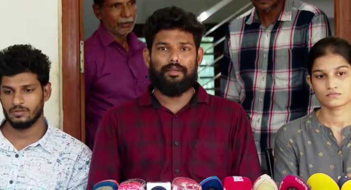 ലോറി ഉടമ മനാഫിനെതിരെ ഗുരുതര ആരോപണങ്ങളുമായി അര്ജുന്റെ കുടുംബം ലോറി ഉടമ മനാഫിനെതിരെ ഗുരുതര ആരോപണങ്ങളുമായി അര്ജുന്റെ കുടുംബം