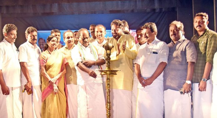 വയനാടിനായി കൈകോർത്തു ; സാഹിതി തീയറ്റേഴ്സിൻ്റെ “മുച്ചീട്ടുകളിക്കാരനെ” കാണാൻ മികച്ച ജനപങ്കാളിത്തം വയനാടിനായി കൈകോർത്തു ; സാഹിതി തീയറ്റേഴ്സിൻ്റെ “മുച്ചീട്ടുകളിക്കാരനെ” കാണാൻ മികച്ച ജനപങ്കാളിത്തം