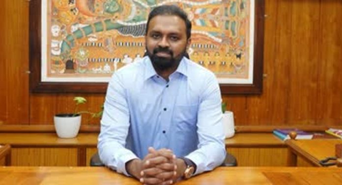 റോഡ് സുരക്ഷാ യോഗത്തിൽ നിന്ന് വിട്ട് നിന്ന് പത്തനംതിട്ട ജില്ലാ പോലീസ് മേധാവി റോഡ് സുരക്ഷാ യോഗത്തിൽ നിന്ന് വിട്ട് നിന്ന് പത്തനംതിട്ട ജില്ലാ പോലീസ് മേധാവി