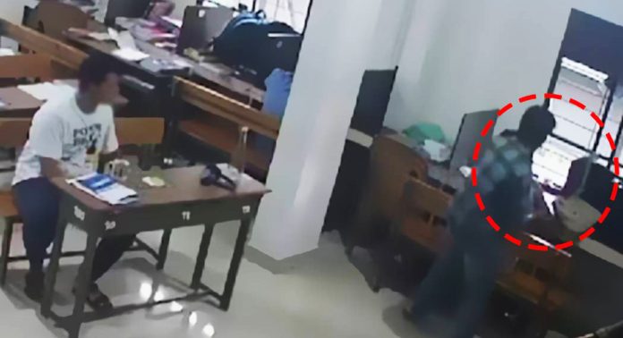 മലപ്പുറത്ത് എന്ട്രന്സ് പരിശീലന കേന്ദ്രത്തില് ഉണ്ടായ കത്തിക്കുത്തിന്റെ സിസിടിവി ദൃശ്യം പുറത്ത് മലപ്പുറത്ത് എന്ട്രന്സ് പരിശീലന കേന്ദ്രത്തില് ഉണ്ടായ കത്തിക്കുത്തിന്റെ സിസിടിവി ദൃശ്യം പുറത്ത്