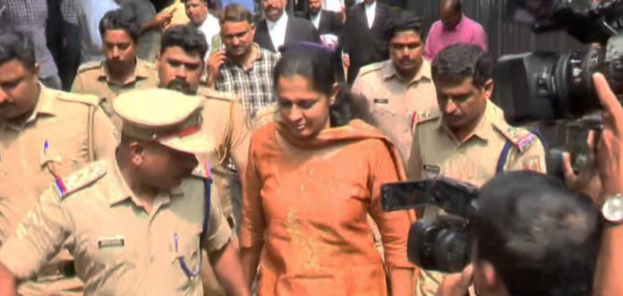 കണ്ണൂര് ജില്ലാ പഞ്ചായത്ത് മുന് പ്രസിഡന്റ് പി പി ദിവ്യയെ കസ്റ്റഡിയില് വിട്ടു കണ്ണൂര് ജില്ലാ പഞ്ചായത്ത് മുന് പ്രസിഡന്റ് പി പി ദിവ്യയെ കസ്റ്റഡിയില് വിട്ടു