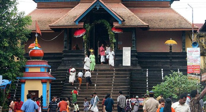 ആറന്മുള പാർഥസാരഥി ക്ഷേത്രത്തിലെ പന്ത്രണ്ട് കളഭത്തിനും അവതാരച്ചാർത്ത് ദർശനത്തിനും വന് ഭക്തജന തിരക്ക് ആറന്മുള പാർഥസാരഥി ക്ഷേത്രത്തിലെ പന്ത്രണ്ട് കളഭത്തിനും അവതാരച്ചാർത്ത് ദർശനത്തിനും വന് ഭക്തജന തിരക്ക്