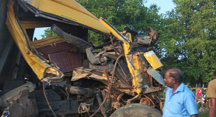 തമിഴ്നാട്ടിൽ തഞ്ചാവൂരിന് സമീപം കെഎസ്ആർടിസി ബസും ലോറിയും കൂട്ടിയിടിച്ച് അപകടം ; ഏഴ് പേര്ക്ക് പരിക്ക് തമിഴ്നാട്ടിൽ തഞ്ചാവൂരിന് സമീപം കെഎസ്ആർടിസി ബസും ലോറിയും കൂട്ടിയിടിച്ച് അപകടം ; ഏഴ് പേര്ക്ക് പരിക്ക്