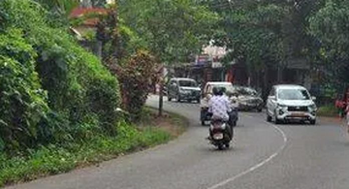 അപകടക്കെണിയായി നെല്ലിമുകളിലെ വളവ് ; ഭീതിയില് യാത്രക്കാര് അപകടക്കെണിയായി നെല്ലിമുകളിലെ വളവ് ; ഭീതിയില് യാത്രക്കാര്