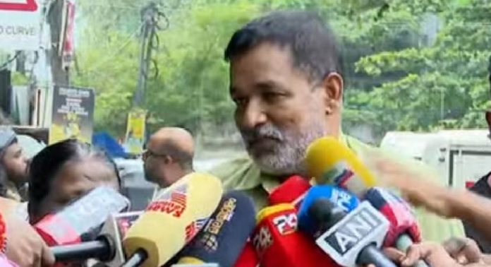 നഴ്സിംഗ് വിദ്യാർഥി അമ്മുവിന്റെ മാതാപിതാക്കൾ മുഖ്യമന്ത്രിയേയും ആരോഗ്യമന്ത്രിയേയും കണ്ടു നഴ്സിംഗ് വിദ്യാർഥി അമ്മുവിന്റെ മാതാപിതാക്കൾ മുഖ്യമന്ത്രിയേയും ആരോഗ്യമന്ത്രിയേയും കണ്ടു