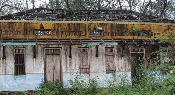അങ്ങാടിക്കല് തെക്ക് ദേശസേവിനി ഗ്രന്ഥശാല നശിച്ചു അങ്ങാടിക്കല് തെക്ക് ദേശസേവിനി ഗ്രന്ഥശാല നശിച്ചു