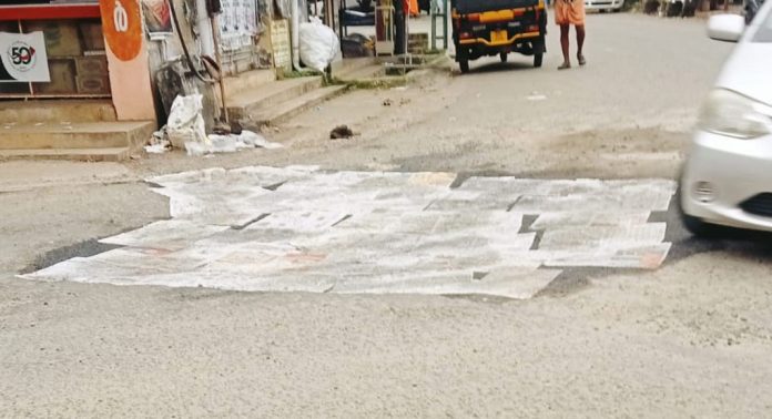 അത്തിക്കയം ടൗണിൽ പഞ്ചായത്ത് കെട്ടിടത്തിന് മുന്നില് യാത്രക്കാര്ക്ക് ഭീക്ഷണിയായിരുന്ന കുഴി മൂടി അത്തിക്കയം ടൗണിൽ പഞ്ചായത്ത് കെട്ടിടത്തിന് മുന്നില് യാത്രക്കാര്ക്ക് ഭീക്ഷണിയായിരുന്ന കുഴി മൂടി