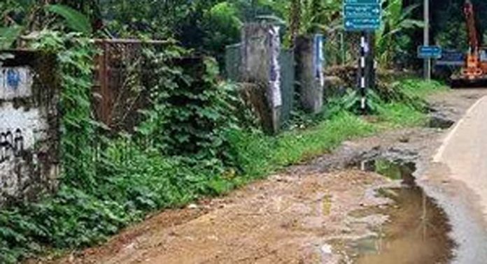 ചെളിക്കുണ്ടായി അത്തിക്കയം – അറയ്ക്കമൺ ജംഗ്ഷനിലെ പാർക്കിംഗ് കേന്ദ്രം ചെളിക്കുണ്ടായി അത്തിക്കയം – അറയ്ക്കമൺ ജംഗ്ഷനിലെ പാർക്കിംഗ് കേന്ദ്രം