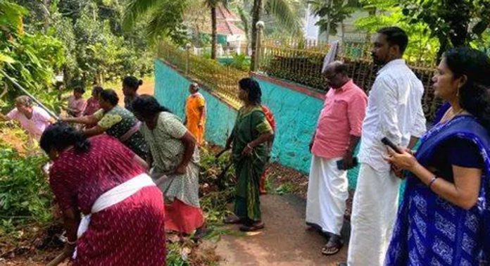 മുളക്കുഴ പഞ്ചായത്തിലെ പള്ളിപ്പടി നാലാം വാർഡിൽ തൊഴിലുറപ്പ് പ്രവർത്തകരുടെ നേതൃത്വത്തിൽ ശുചീകരണം നടത്തി മുളക്കുഴ പഞ്ചായത്തിലെ പള്ളിപ്പടി നാലാം വാർഡിൽ തൊഴിലുറപ്പ് പ്രവർത്തകരുടെ നേതൃത്വത്തിൽ ശുചീകരണം നടത്തി