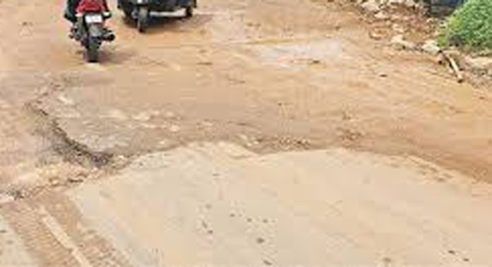 ഏനാത്ത് പത്തനാപുരം റോഡുപണി നിർത്തിയിട്ട് മാസങ്ങൾ ; ദുരിതത്തില് യാത്രക്കാര് ഏനാത്ത് പത്തനാപുരം റോഡുപണി നിർത്തിയിട്ട് മാസങ്ങൾ ; ദുരിതത്തില് യാത്രക്കാര്