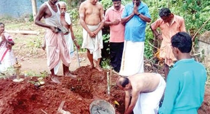 കൈപ്പുഴ ശ്രീകൃഷ്ണസ്വാമിക്ഷേത്രത്തിൽ ശൗചാലയം പണി ആരംഭിച്ചു കൈപ്പുഴ ശ്രീകൃഷ്ണസ്വാമിക്ഷേത്രത്തിൽ ശൗചാലയം പണി ആരംഭിച്ചു