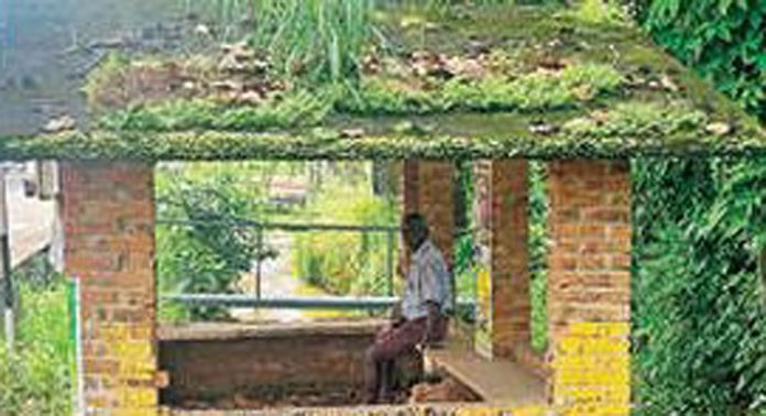 അപകടാവസ്ഥയില് കിളിവയല് ബസ് കാത്തിരിപ്പുകേന്ദ്രം അപകടാവസ്ഥയില് കിളിവയല് ബസ് കാത്തിരിപ്പുകേന്ദ്രം