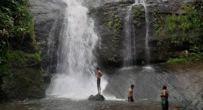 മൺപിലാവ് വെള്ളചാട്ടം കാണാൻ സഞ്ചാരികളുടെ തിരക്ക് വർധിക്കുന്നു മൺപിലാവ് വെള്ളചാട്ടം കാണാൻ സഞ്ചാരികളുടെ തിരക്ക് വർധിക്കുന്നു