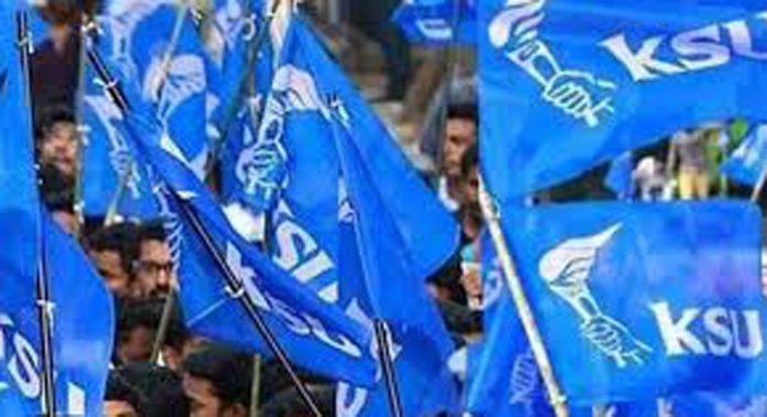 പത്തനംതിട്ടയിൽ പ്ലസ് ടു വിദ്യാർത്ഥിനി പനിബാധിച്ച് മരിച്ച സംഭവം ; പ്രത്യേക അന്വേഷണസംഘം വേണമെന്ന് കെഎസ്യു പത്തനംതിട്ടയിൽ പ്ലസ് ടു വിദ്യാർത്ഥിനി പനിബാധിച്ച് മരിച്ച സംഭവം ; പ്രത്യേക അന്വേഷണസംഘം വേണമെന്ന് കെഎസ്യു