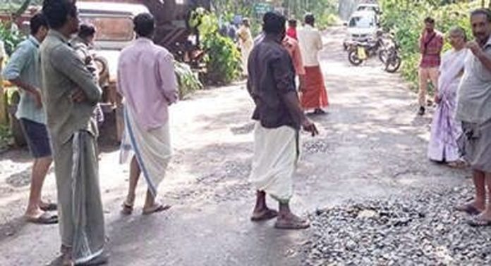 ആനിക്കാട് ഉദ്യോഗസ്ഥരുടെ സാന്നിധ്യമില്ലാതെ നടത്തിയ റോഡുപണി നാട്ടുകാർ തടഞ്ഞു ആനിക്കാട് ഉദ്യോഗസ്ഥരുടെ സാന്നിധ്യമില്ലാതെ നടത്തിയ റോഡുപണി നാട്ടുകാർ തടഞ്ഞു