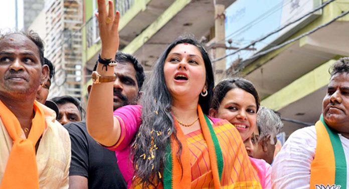 തമിഴ്നാട് മുഖ്യമന്ത്രിയാവുക എന്നത് വിജയുടെ നടക്കാത്ത സ്വപ്നമെന്ന് നമിത തമിഴ്നാട് മുഖ്യമന്ത്രിയാവുക എന്നത് വിജയുടെ നടക്കാത്ത സ്വപ്നമെന്ന് നമിത