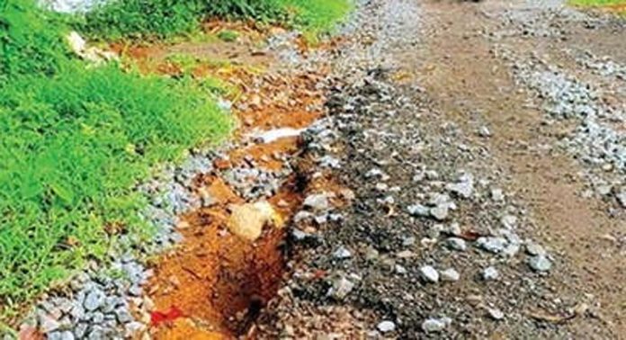 പണി തീരാതെ പയ്യനല്ലൂർ-മാവിളപ്പടി റോഡ് ; ദുരിതത്തില് യാത്രക്കാര് പണി തീരാതെ പയ്യനല്ലൂർ-മാവിളപ്പടി റോഡ് ; ദുരിതത്തില് യാത്രക്കാര്
