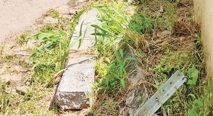 പുല്ലാട്-കടപ്ര റോഡിൽ ഭീഷണിയായി ഒടിഞ്ഞ വൈദ്യുതത്തൂൺ പുല്ലാട്-കടപ്ര റോഡിൽ ഭീഷണിയായി ഒടിഞ്ഞ വൈദ്യുതത്തൂൺ