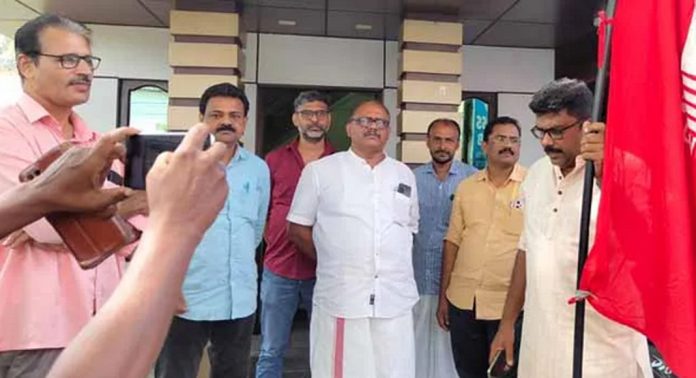 കേന്ദ്രമന്ത്രി സുരേഷ്ഗോപി നിരന്തരമായി മാധ്യമ പ്രവര്ത്തകരെ അധിക്ഷേപിക്കുന്നതിനെതിരേ മാധ്യമ പ്രവര്ത്തകര് പ്രതിഷേധിച്ചു കേന്ദ്രമന്ത്രി സുരേഷ്ഗോപി നിരന്തരമായി മാധ്യമ പ്രവര്ത്തകരെ അധിക്ഷേപിക്കുന്നതിനെതിരേ മാധ്യമ പ്രവര്ത്തകര് പ്രതിഷേധിച്ചു
