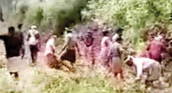 അള്ളുങ്കൽ-മണക്കയം റോഡ് നാട്ടുകാര് ഇടപെട്ട് നന്നാക്കി അള്ളുങ്കൽ-മണക്കയം റോഡ് നാട്ടുകാര് ഇടപെട്ട് നന്നാക്കി