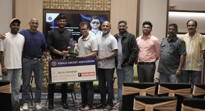 ജലജ് സക്സേനയെ ആദരിച്ച് കേരള ക്രിക്കറ്റ് അസോസിയേഷൻ ജലജ് സക്സേനയെ ആദരിച്ച് കേരള ക്രിക്കറ്റ് അസോസിയേഷൻ