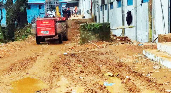 ചെളിക്കുഴിയായി സന്നിധാനത്തെ ട്രാക്ടർ പാത ചെളിക്കുഴിയായി സന്നിധാനത്തെ ട്രാക്ടർ പാത