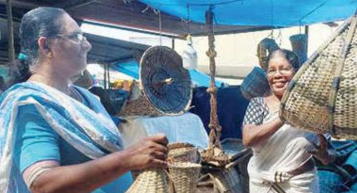 തെള്ളിയൂർക്കാവ് വൃശ്ചിക വാണിഭത്തില് ഈറ, മുള സ്റ്റാളുകൾ സജീവം തെള്ളിയൂർക്കാവ് വൃശ്ചിക വാണിഭത്തില് ഈറ, മുള സ്റ്റാളുകൾ സജീവം