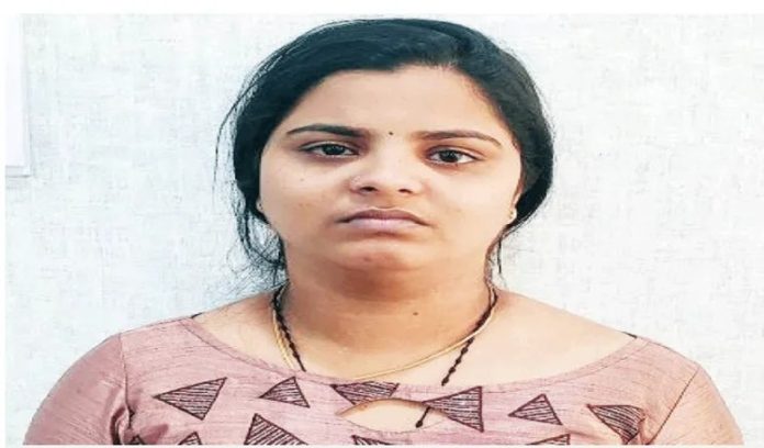 വ്യാജ ആപ് ഉപയോഗിച്ച് ലക്ഷങ്ങൾ തട്ടിയ യുവതി പിടിയിൽ വ്യാജ ആപ് ഉപയോഗിച്ച് ലക്ഷങ്ങൾ തട്ടിയ യുവതി പിടിയിൽ