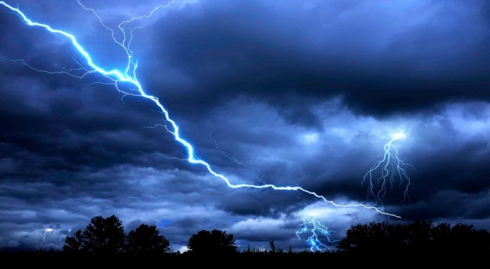 ഉരുൾപൊട്ടലിനും മണ്ണിടിച്ചിലിനും സാധ്യത : എറണാകുളത്തും പത്തനംതിട്ടയിലും ഇടിമിന്നലോടു കൂടിയ ശക്തമായ മഴ ഉരുൾപൊട്ടലിനും മണ്ണിടിച്ചിലിനും സാധ്യത : എറണാകുളത്തും പത്തനംതിട്ടയിലും ഇടിമിന്നലോടു കൂടിയ ശക്തമായ മഴ