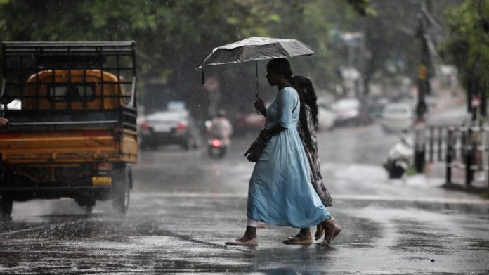 വരും മണിക്കൂറുകളിൽ തെക്കൻ ജില്ലകളിൽ ഇടിമിന്നലോട് കൂടിയ മഴയ്ക്ക് സാധ്യത വരും മണിക്കൂറുകളിൽ തെക്കൻ ജില്ലകളിൽ ഇടിമിന്നലോട് കൂടിയ മഴയ്ക്ക് സാധ്യത