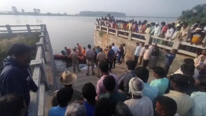 കുടുംബ വഴക്ക് : മൂന്ന് കുട്ടികളെ നദിയിൽ എറിഞ്ഞ ശേഷം ഗൃഹനാഥൻ ജീവനൊടുക്കി കുടുംബ വഴക്ക് : മൂന്ന് കുട്ടികളെ നദിയിൽ എറിഞ്ഞ ശേഷം ഗൃഹനാഥൻ ജീവനൊടുക്കി