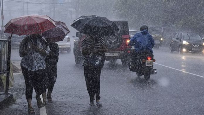 സംസ്ഥാനത്ത് മഴ ശക്തമാകുന്നു ; മൂന്ന് ജില്ലകളിൽ ഓറഞ്ച് അലർട്ട് സംസ്ഥാനത്ത് മഴ ശക്തമാകുന്നു ; മൂന്ന് ജില്ലകളിൽ ഓറഞ്ച് അലർട്ട്