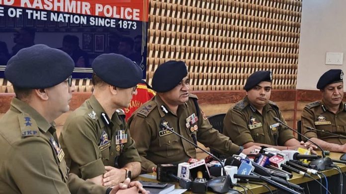 ഗ്രനേഡ് ആക്രമണം ; മൂന്ന് ഭീകരർ അറസ്റ്റിൽ ഗ്രനേഡ് ആക്രമണം ; മൂന്ന് ഭീകരർ അറസ്റ്റിൽ