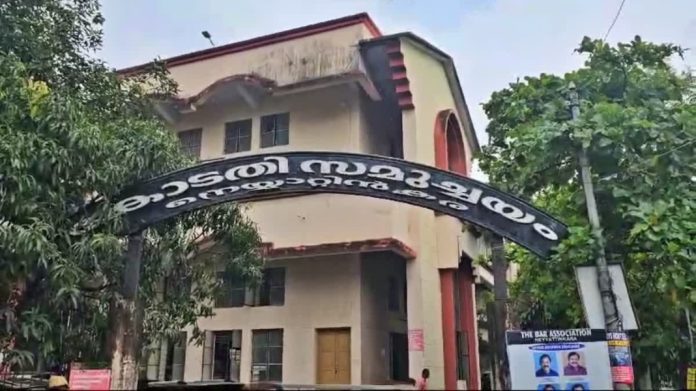 കോടതി കെട്ടിടത്തിന്റെ മുകളിൽ നിന്ന് ചാടി ; പോക്സോ കേസ് പ്രതിക്ക് ഗുരുതര പരിക്ക് കോടതി കെട്ടിടത്തിന്റെ മുകളിൽ നിന്ന് ചാടി ; പോക്സോ കേസ് പ്രതിക്ക് ഗുരുതര പരിക്ക്